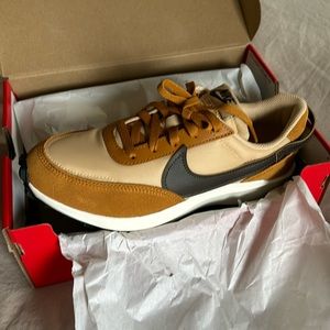 Women’s Nike Waffle debit sneakers